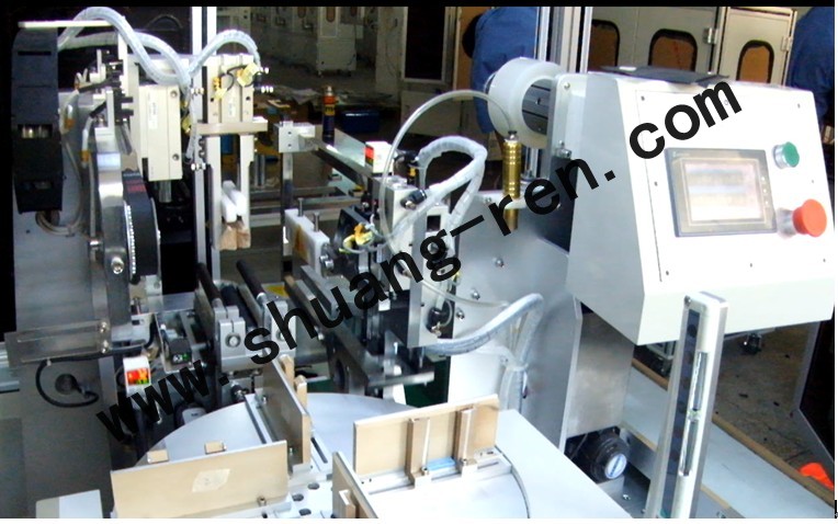 軟包電池自(zì)動貼膜機